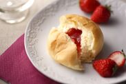 八天堂のくりーむパンに人気のあまおう苺が登場！2月1日より販売開始！