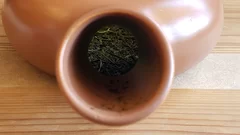 取っ手からお茶を排出します。