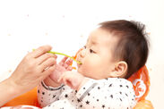 【オリーブオイル健康ラボ 新着情報】ママに朗報！離乳食にはオリーブオイルが最適！乳幼児の脳と骨の発育を促す