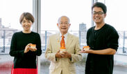 左：柴田文江氏、中央：野渡和義社長、右：西澤明洋