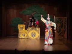 両者が競演する剣舞の場面