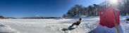 凍った湖でフィンランド式アウトドアサウナ