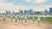 子供たちが元気に歌い踊る「Dancin' Daishin」シーン(1)
