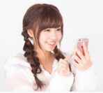 スマホを使う女性画像