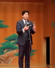 3月9日のメディア発表会で協会オリジナルグラスをお披露目する永井則吉代表理事