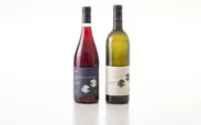 丹波ワイン 左：赤ワイン「ピノ・ノワール」 右：白ワイン「ピノ・ブラン」