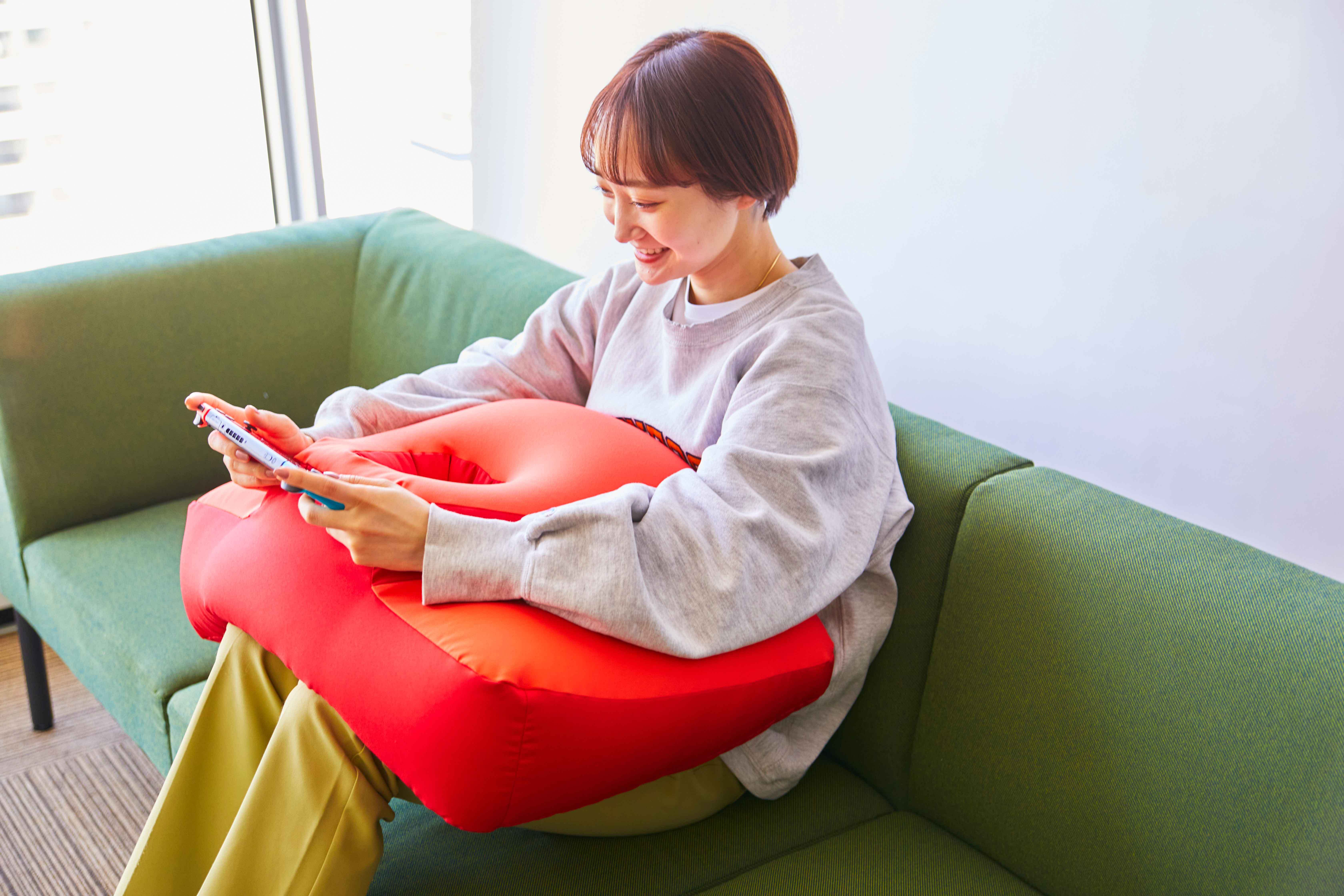 楽な姿勢でゲーム スマホを長時間楽しめる うつ伏せ クッション Neochi Pillow ねおちピロー に待望の新色発売 クロスプラス株式会社のプレスリリース