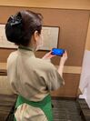 スマートフォンで学習ビデオを視聴中