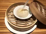 「海王湯包」(フカヒレと蟹味噌のスープまん)1