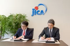 【写真提供：JICA】＊2021年10月29日調印式記念撮影の様子(於：JICA竹橋オフィス、東京都)(左)：民間連携事業部部長兼中小企業支援室長　原 昌平(右)：リブライトパートナーズ株式会社　代表取締役 蛯原 健