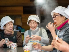 フィナンシェを食べる戸田塩のお母さんたち