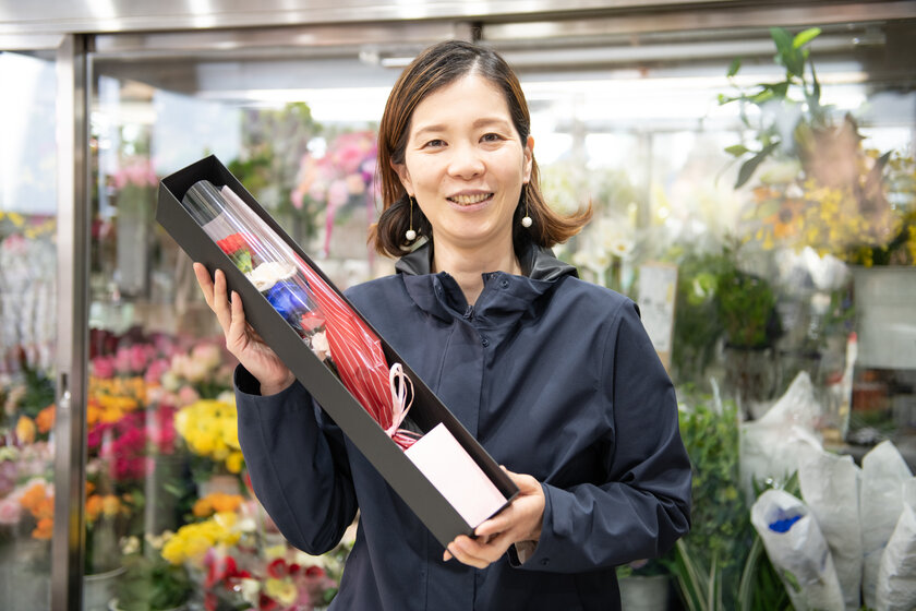 コロナ禍3年目の母の日に心も懐もあたたかくなる 花束が登場 母への愛 感謝 夢かなう の花言葉を持つ花と夢の宝くじがセットになった おカアね しょん 5月6日 金 8日 日 期間限定販売 サンキュー価格 3 900円 税込 銀座東京フラワーのプレスリリース