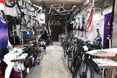 自転車のトンネル 店内