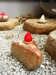 スイーツ日本庭園「ショートケーキ岩」