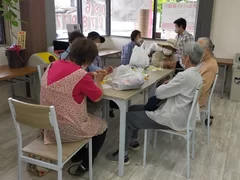 店内で交流されるお客様