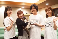 劇中に登場するねこ らぶを抱いた4ショット(左から、上坂すみれ、南條愛乃、榎木淳弥、明坂聡美)(C)劇場版「にゃん旅鉄道」製作委員会