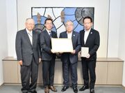 (左から)北都システム 大庭会長、高橋社長、東川町 松岡町長、平田副町長