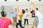 振付・演出の北村 成美さんと参加者によってダンスを創るワークショップの様子／7月9日(土)