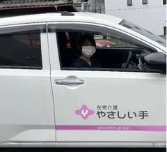 社用車とスタッフ