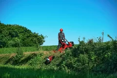 親子式傾斜地草刈機 KHM400W(ベローン)作業風景