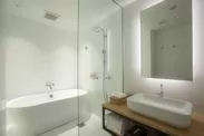 広々と大きな浴槽の浴室_1
