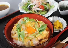 当館の看板メニュー「きみつときめき親子丼」