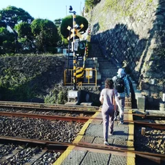 線路を渡って塩屋の町へ