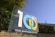 東京工芸大学創立100周年記念ガラス平面モニュメント(厚木キャンパス)