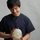 山崎 大士氏は頭蓋骨整体を展開。脳活から睡眠不足にアプローチも