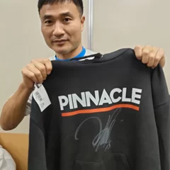 PINNACLEのパーカーにサインを入れる今野泰幸選手