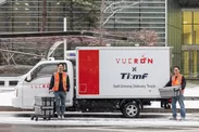 Vueron's self-driving delivery truck(with the team)_2