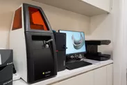 6. 技工所　左から 3Dプリンター、PC、入れ歯データ読み取り機械