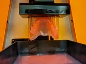 7. 3Dプリンターで歯ぐきが作られている様子