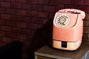 常連席の人が電話に出ることも？伝説が続く手塚治虫のピンクの電話。