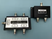 GNSSフルバンド対応 4分配器「D4A1400T」(左) と 2分配器「D2C1400T」