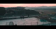 壮大な橋梁と夕焼けでの歌唱シーン(1)