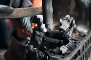 炭焼き窯で昔ながらの手作業で作られる美山木炭