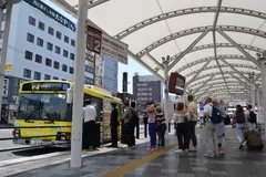 外国人観光客で賑わう市内循環線のりば（JR奈良駅）