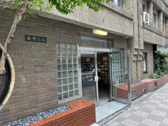 一見すると個人用アパートの入り口に見える外観。玄関のポストには店名と場所が記載されています。