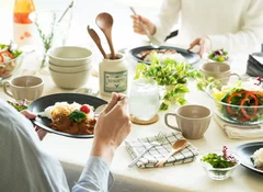 おうちでハヤシを食べるイメージ