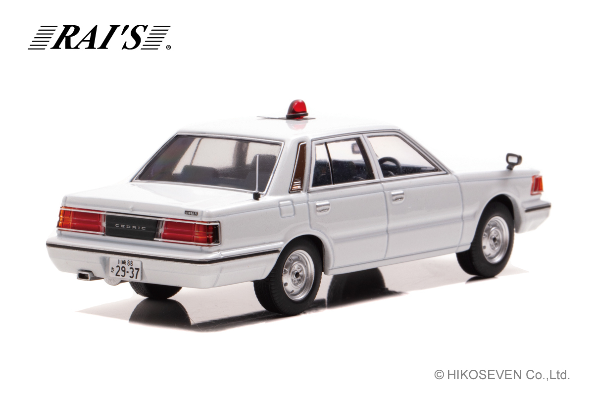 市販車とは一味違うパトカー用の日産セドリック(YPY30)が1/43スケール