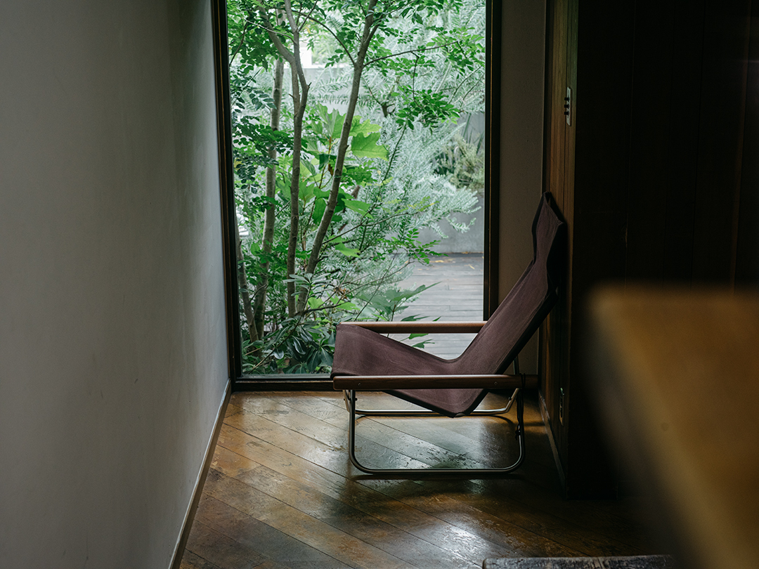 日本の名作椅子「ニーチェアエックス」より、“帰りたくなる、私の居
