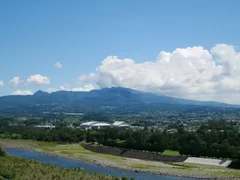 上毛大橋から望む赤城山と利根川