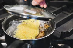 ご自宅で簡単にお湯で解凍してすぐに食べられる