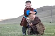 遊牧民の子どもとカシミヤヤギ