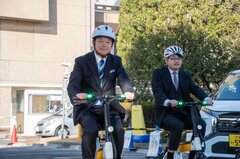 電動サイクルの試乗を行う、さいたま市の清水市長