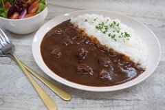 スパイスにこだわったブラックカレー(ポーク)　盛り付け例