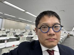 テーブル上にピエトロ商品が入る記念品並ぶ会場に到着した複眼経済塾 小笹 俊一