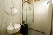 滞在中、いつでも使えるシャワールームと洗面台は各客室専用なので快適にご利用いただけます。