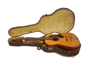 メイトンのオーストラリア製ギター・ケースとセットで (C)Julien's Auctions